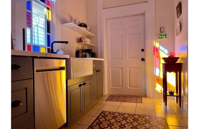 1-bedroom Victorian flat just 10 minutes drive to San Francisco Bay. Parking.