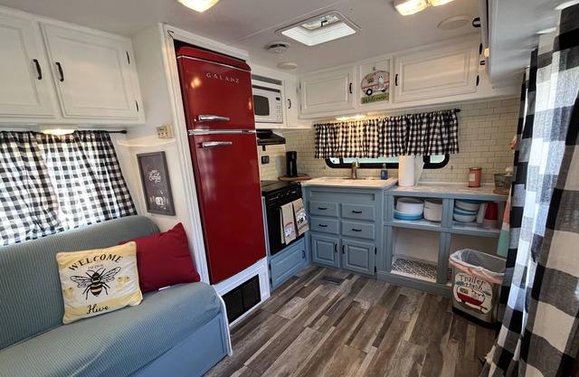 1 Bedroom Vintage Camper - Ruby