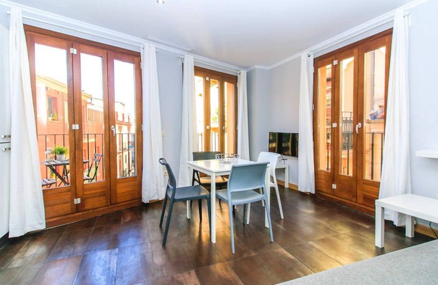 1 Bedroom with balcony. El Carmen. Valencia. TRA3