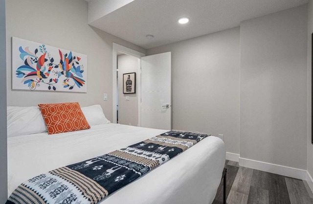 1 Bedroom with Sleeper Sofa Sleeps 3! Great Central Location