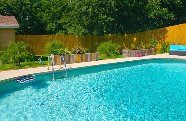 1-bedroom with WiFi, AC in lovely Long Beach, Ms with inground saltwater pool