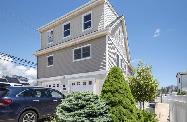 1 block to beach - Great for large / multiple families