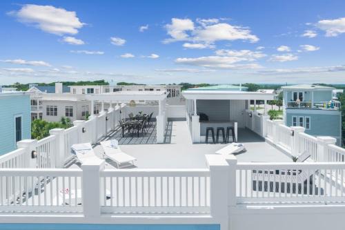 1 Block to Beach Newly Renovated 6BDR w Rooftop Views Sand Dune by AvantStay