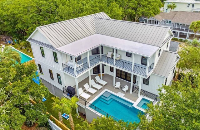 1 block to Beach, Private Pool, Pickleball, LSV Golf Cart