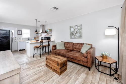 1 Block to Downtown - 7 min to beach - King bed & Free parking