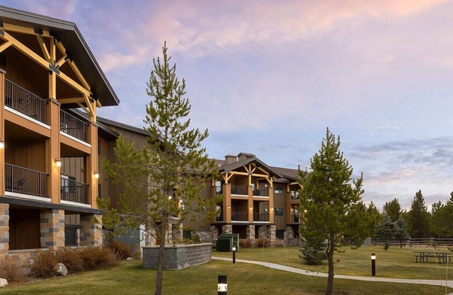 1 Block To Park Entrance, Spacious 2 BDRM Resort Condo With Kitchen/Washer/Dryer