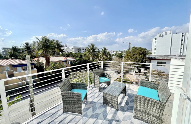 *1 Block to the Beach* Hot Tubs* Rooftop Terraces*