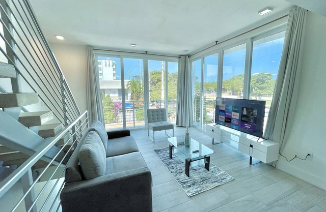 *1 Block to the Beach* Private Hot Tubs* Rooftop Terrace*