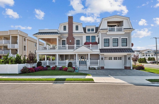 1 Block to the beach - This property is a custom Tom Welsh home, on a quiet corner lot, close to everything Avalon has to offer.