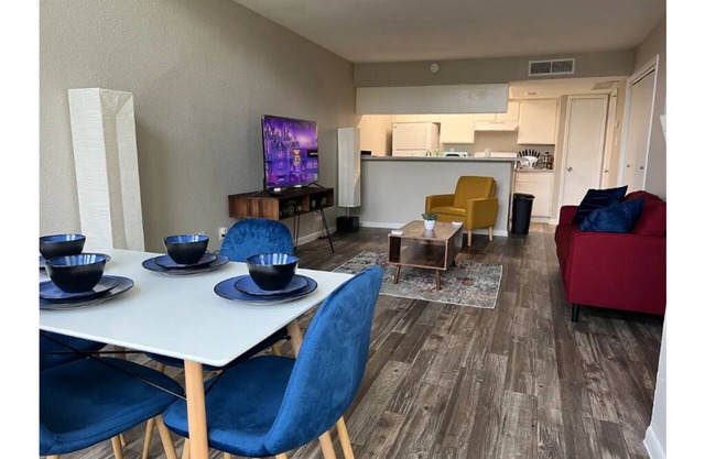 1 BR 1.5 BA Modern Town House Near DownTown