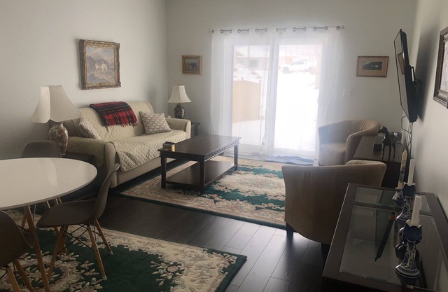 1 BR 2 Bath Townhouse 55 min to Sandbanks and Prince Edward County