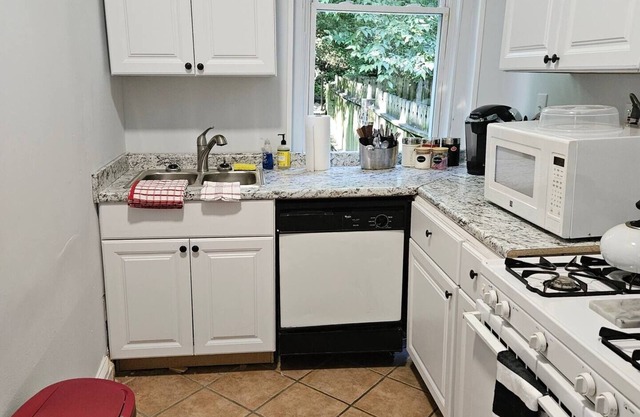 1 BR Apartment Sleeps 4 Near UC and Downtownnn