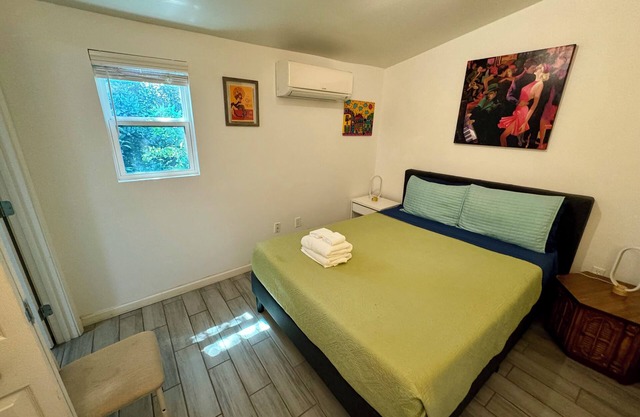 Ein-Zimmer-Wohnung mit privatem Innenhof in der Nähe von Magazine Garden und Art District