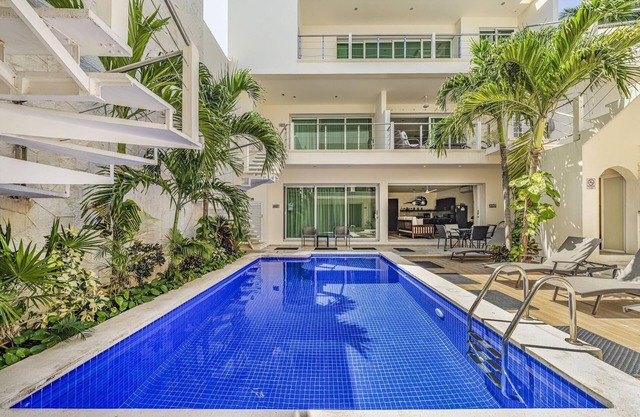 1 BR Condo w/Pool. Heart of Downtown