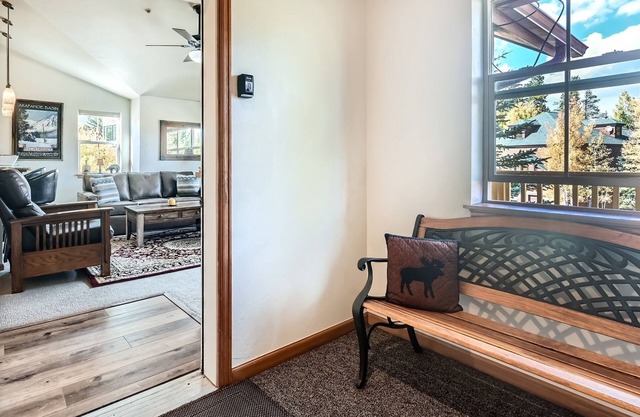 1 BR Condo con techos abovedados a pie de Frisco Main St