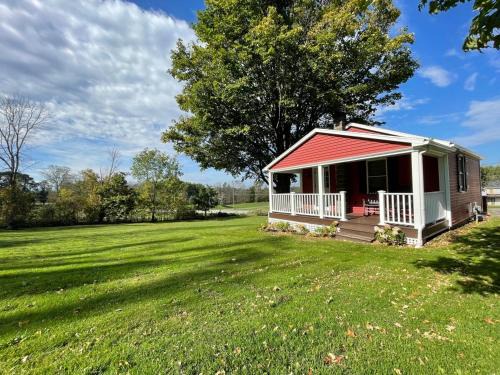 1 Br Cottage Convenient Location