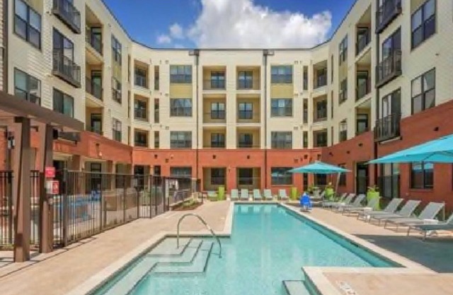 1 BR Rental Unit* W/Skyline View* Free Parking