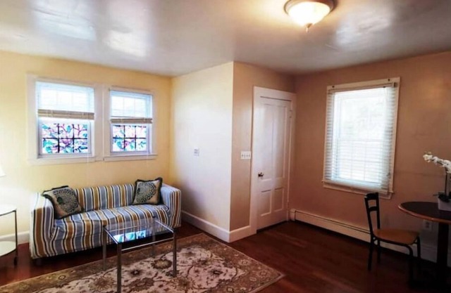 1 BR unit, private entrance and bathroom, free parking, walk to FSU