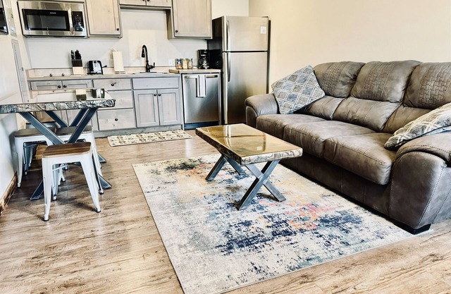 Neu! Single Level Dog Friendly Apartment w / WiFi -5 Autominuten von der Innenstadt entfernt