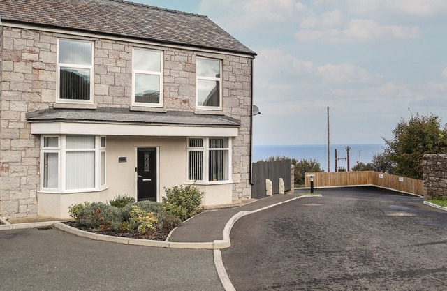 1 DULAS APARTMENTS, country holiday cottage in Llanddulas