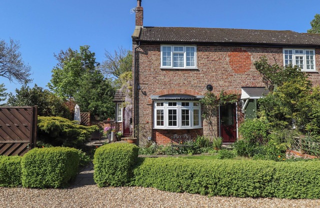 1 EASTVIEW, pet friendly, character holiday cottage in Manby