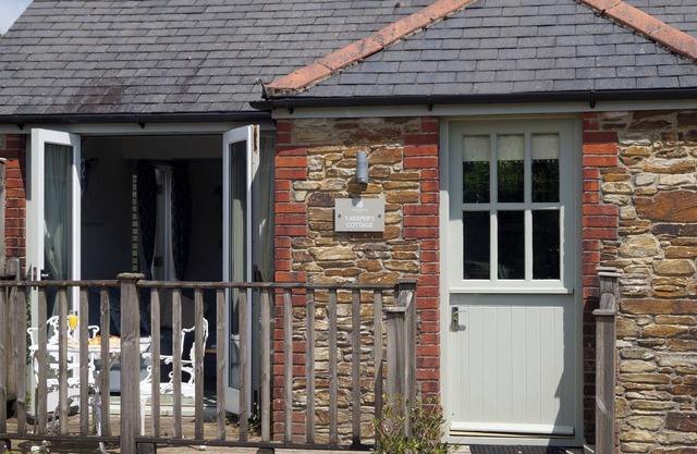 1 KEEPERS COTTAGE, HILLFIELD VILLAGE, family friendly in Dartmouth