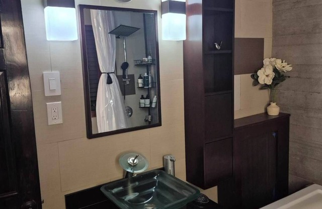 1 King + 2 full beds apt. 20 min train to Manhattan NYC. 5 mins from JFK Airport