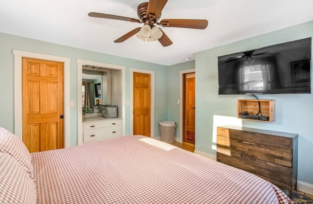 1 King Bed, 1 Queen Bed in loft, Shower, Soaker TUB SCENIC VIEW OVERLOOKING MALLETS BAY OPEN FLOOR PLAN