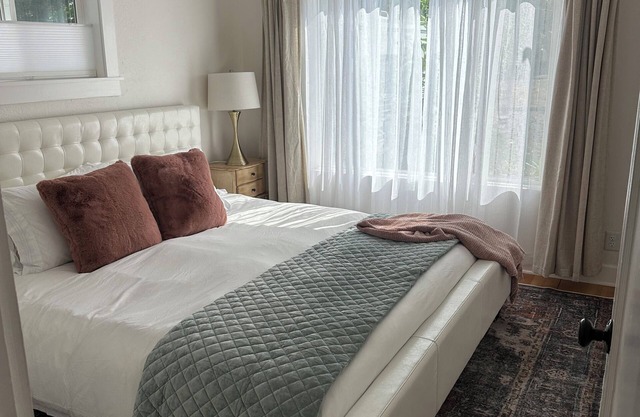 1 king bed 1 queen bed 2 bedroom house with AC, WiFi and washer and dryer