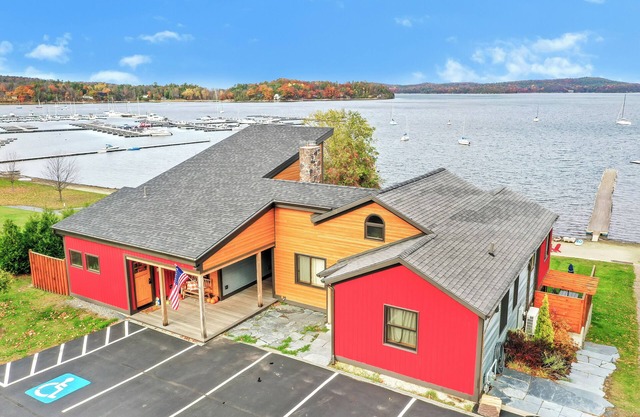 1 King Bed, 1 Queen Sleeper Sofa Walk-in Shower, Soaker TUB SCENIC VIEW OVERLOOKING MALLETS BAY OPEN FLOOR PLAN