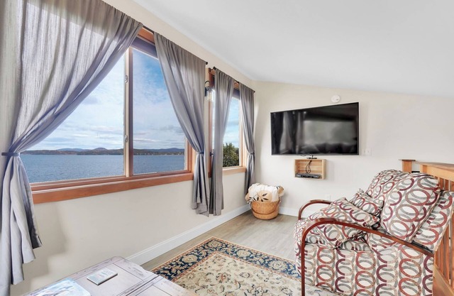 1 King Bed, 1 Queen Sleeper Sofa Walk-in Shower, Soaker TUB,. bath 2 Shower with tub SCENIC VIEW OVERLOOKING MALLETS BAY THREE FLOORS WITH LOFT.