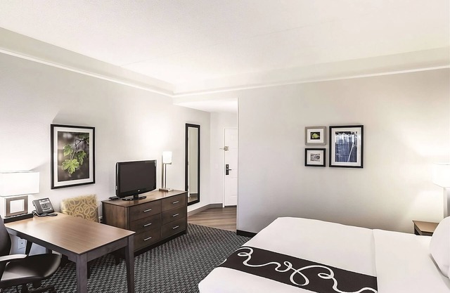 1 King Bed, La Quinta Inn, Hot Tub, Minutes from Flagstaff Extreme