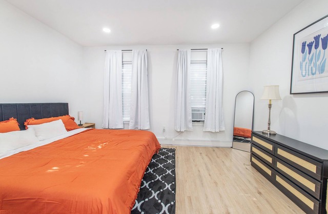 1 King Bed, Laundry, Private Parking, Pet friendly