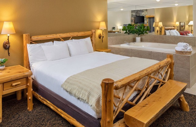 1 King Whirlpool Suite With Access to Pool, Hot Tub, and Gym
