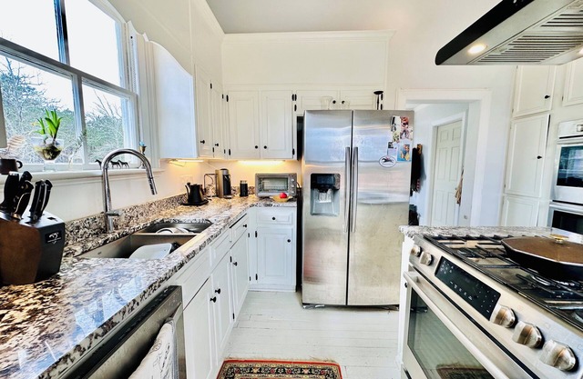 1 Large Bedroom/En-Suite in Charming 2-Bedroom Antique Farmhouse Wagener, SC