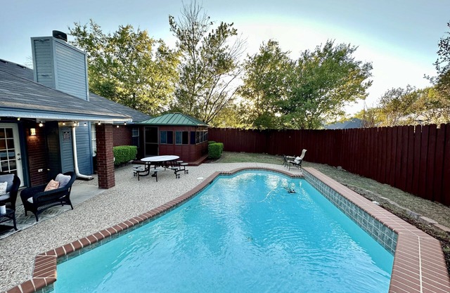1- Luxurious Cozy Home w/Pool, Hot Tub Hut, Sleeps 8+