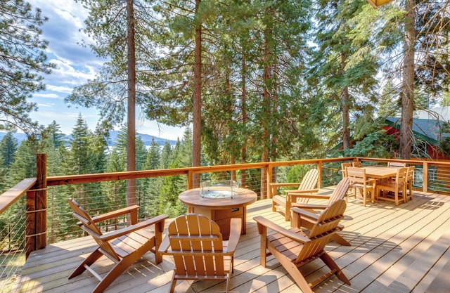 1 Mi to Beach & Golf Course! Lake Almanor Cabin