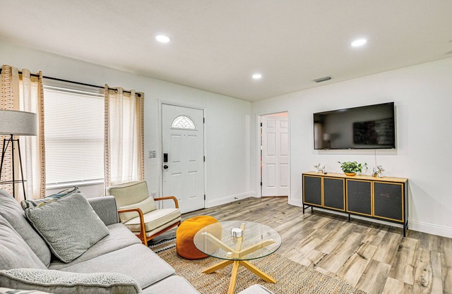 1 Mi to Busch Gardens: Modern Home w/Private Yard