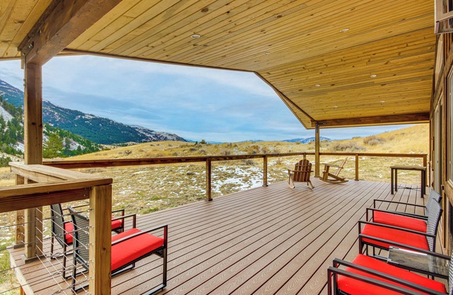 < 1 Mi to Chico Hot Springs: Mtn-View Hideaway!