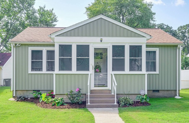 < 1 Mi to Colonial Beach: Coastal Gem w/2 Porches