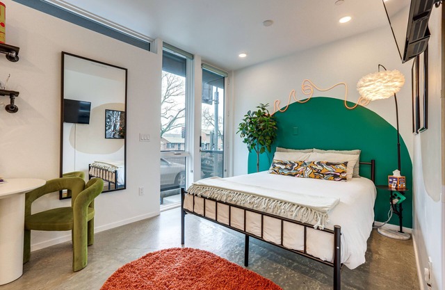 1 Mi to Downtown Sacramento: WFH-Friendly Studio!