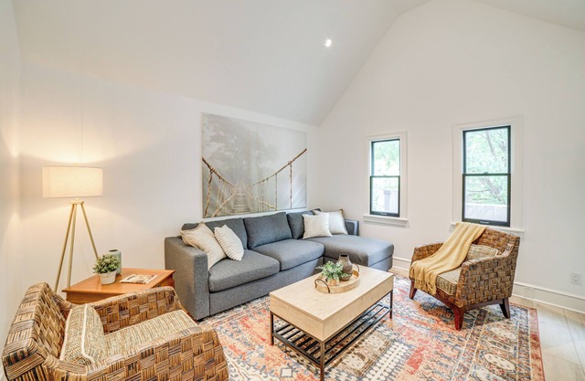 1 Mi to Dtwn Grand Rapids: Chic Condo w/Balcony!