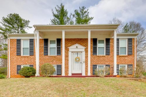 1 Mi to Dtwn Lynchburg Charming Family Home!