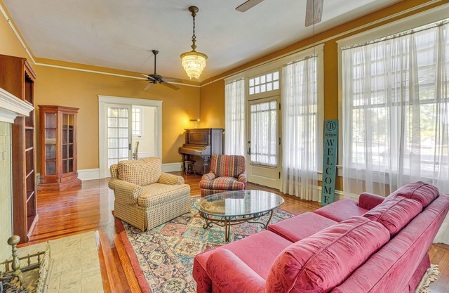 1 Mi to Dtwn Meridian: Historic Home w/ Porch!