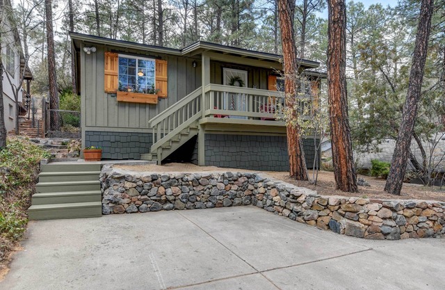 1 Mi to Dtwn Prescott: Quiet Cabin in the Pines!