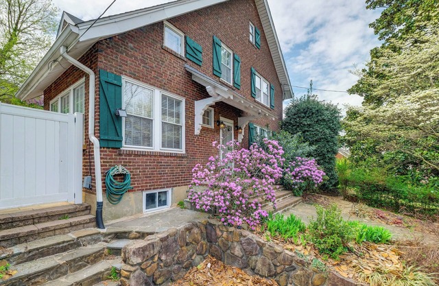 1 Mi to Dtwn Roanoke: Home w/ Yard & Mtn View!