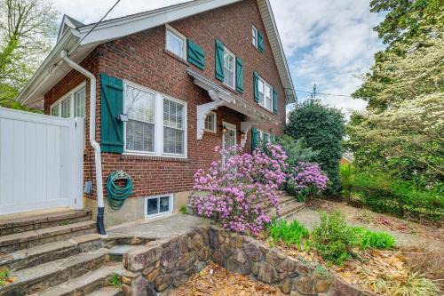 1 Mi to Dtwn Roanoke Home with Yard and Mtn View!