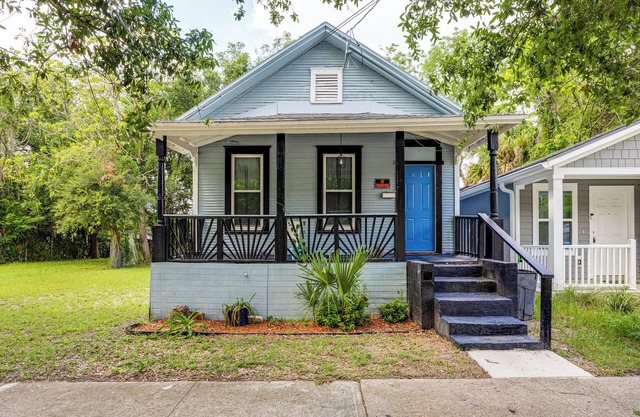 < 1 Mi to EverBank Stadium: Retreat w/Yard!