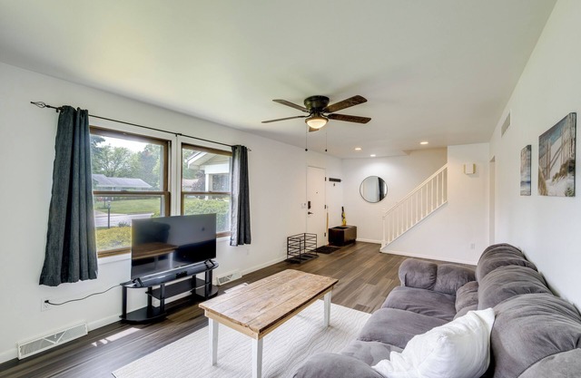 1 Mi to Freer Field: Ashland Home w/ Yard!