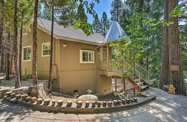 1 Mi to Jenkinson Lake: ‘Apple’s Chalet’ w/ Deck